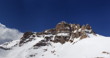 Güzel güneş günü karlı taşlara Panoraması