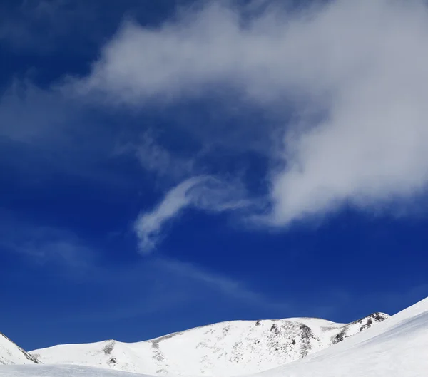 Зимние горы и голубое небо — стоковое фото