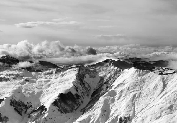 Black and white winter mountains in mist — стоковое фото