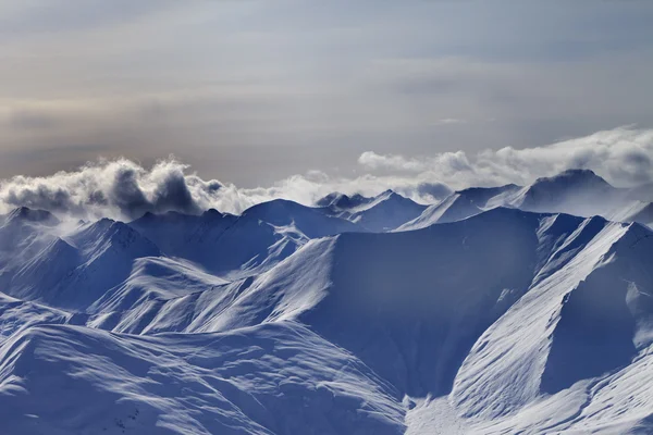 Zasněžené hory v zimě večer — Stock fotografie