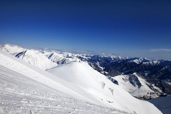 Pendio fuori pista al giorno di sole — Foto Stock