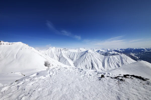 Kış karlı dağlar ve mavi gökyüzü — Stok fotoğraf