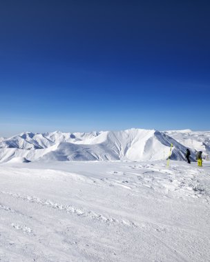 Kayak pistindeki snowboardcular