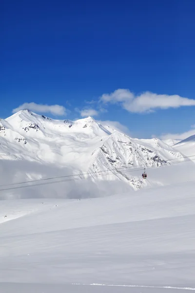 Góry śnieżne zimy i stoku narciarskiego, na miły dzień. — Zdjęcie stockowe