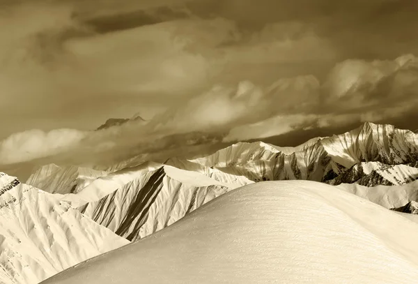 棕褐色滑雪雪坡和多云的山脉 — 图库照片