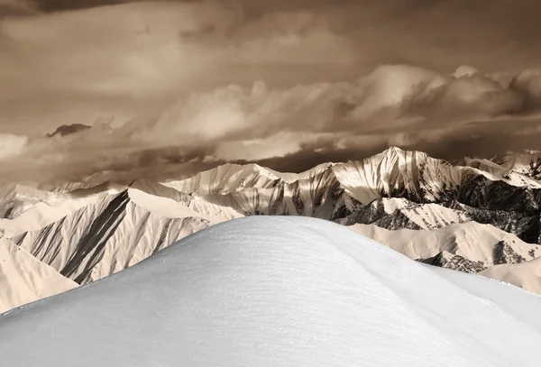 Szczyt góry sepii i off-piste snowy pochylają — Zdjęcie stockowe