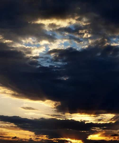 Cielo de amanecer con el sol y los rayos del sol — Foto de Stock