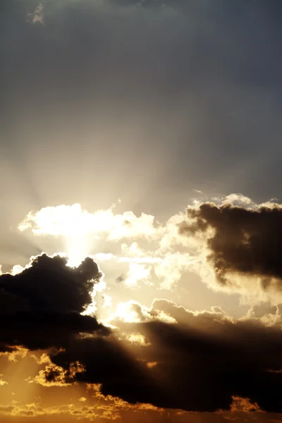 Закат неба с солнечными лучами — стоковое фото