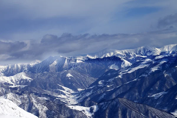 Vista da estância de esqui na vale — Fotografia de Stock