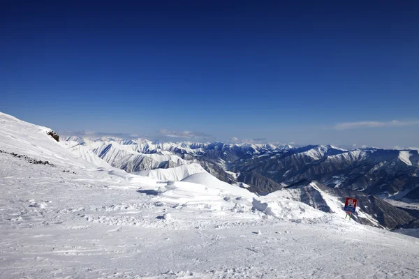 Pente hors piste et le panneau d'avertissement d'avalanches — Photo