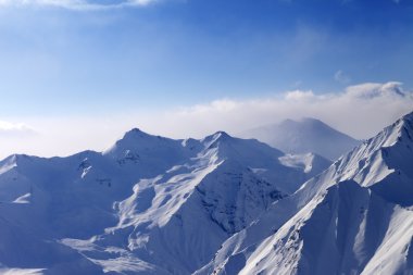Erken sabah sisin içinde karlı dağlar