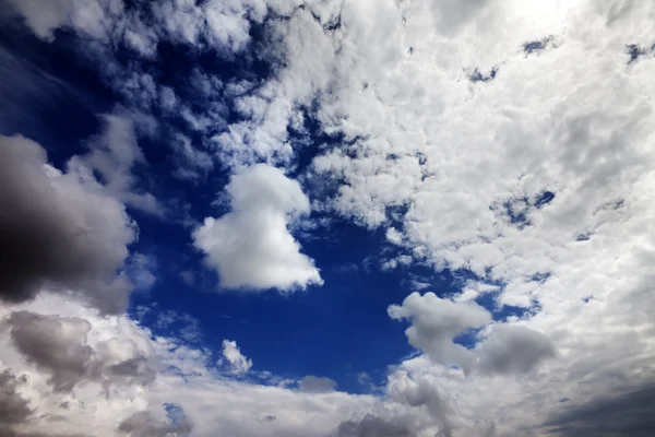 Céu de luz do sol com nuvens em dia de vento — Fotografia de Stock