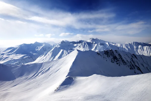 Off-Piste Steigung und Sonnenlicht Himmel — Stockfoto