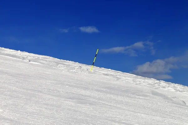 Trilha de esqui no resort de inverno — Fotografia de Stock