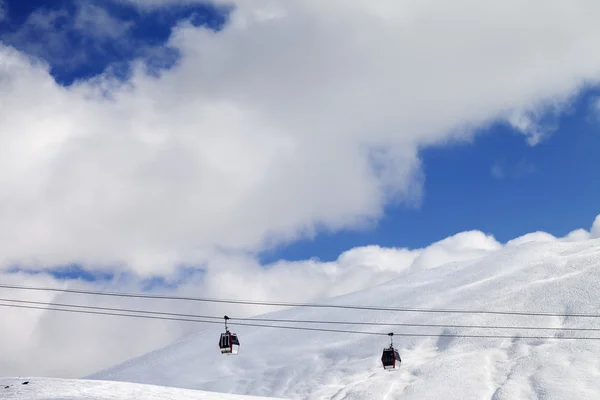 Télécabines et hors-piste versant au jour de soleil — Photo