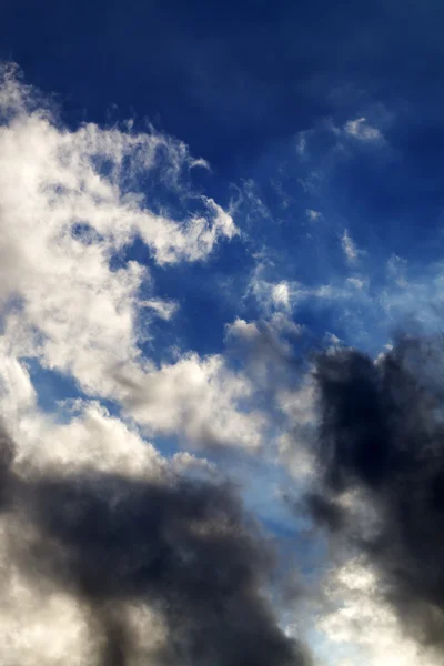 Błękitne niebo z chmury burzowe światło słoneczne — Zdjęcie stockowe