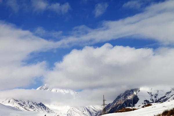 Ski slope and blue sky with clouds — Stock Photo, Image