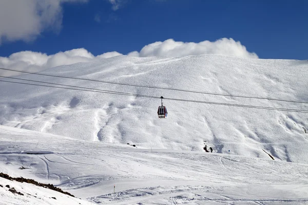 Teleférico e esqui inclinam-se em dia de sol — Fotografia de Stock