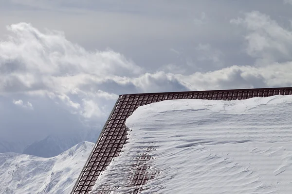 Dach des Hotel im Schnee und Winter Berge — Stockfoto