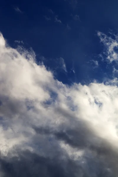 Cielo con nubes oscuras de luz solar —  Fotos de Stock