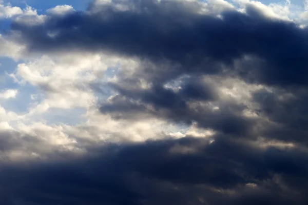 Solrig himmel med mørke skyer - Stock-foto