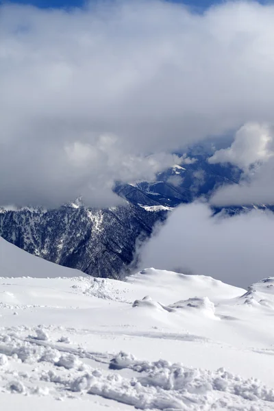 Découvre sur les montagnes d'hiver neigeux dans les nuages — Photo