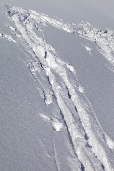 Fundo da pista de esqui fora de pista com neve novo-caída — Fotografia de Stock