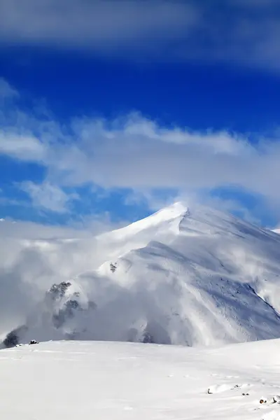 Pente de hors-piste et ciel bleu avec des nuages à jour ensoleillé — Photo