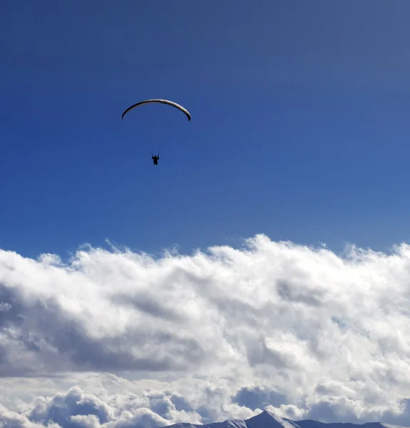 Silhueta de parapente e sol céu azul — Fotografia de Stock