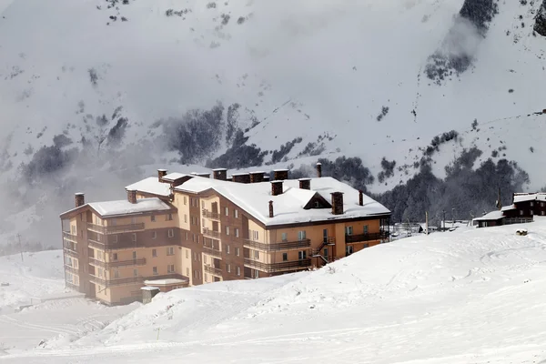 Hotel e esqui inclinação no dia de nevoeiro — Fotografia de Stock
