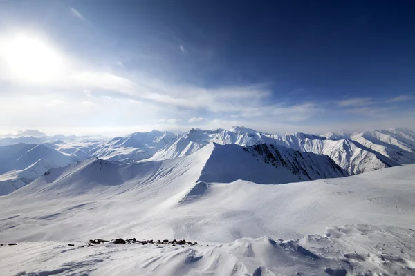 Off-piste helling en hemel met zon — Stockfoto