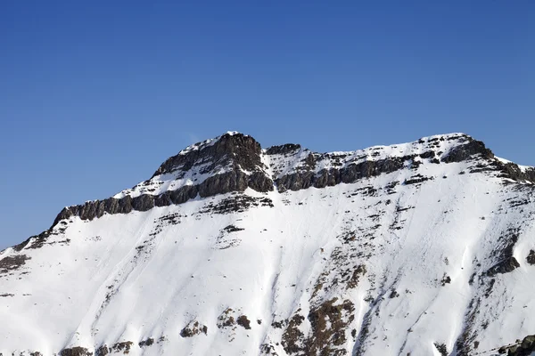 Snöiga klippor med spår av laviner — Stockfoto