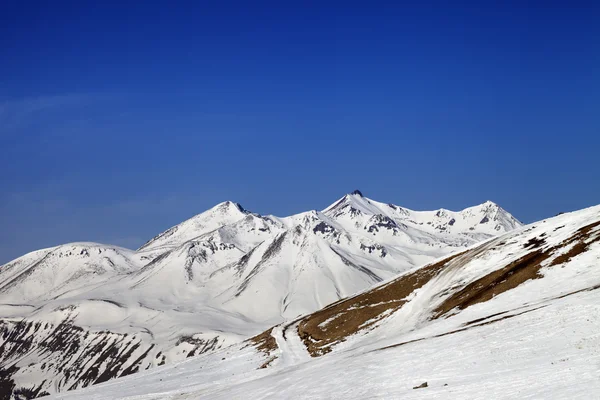 Esquí pendiente y nevados de las montañas —  Fotos de Stock