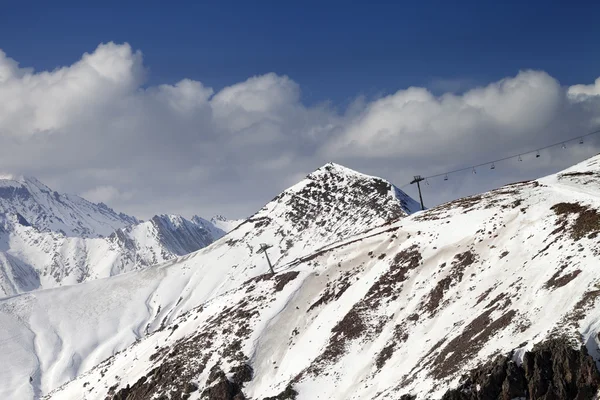 Off-piste helling en stoeltjeslift in weinig sneeuw jaar — Stockfoto