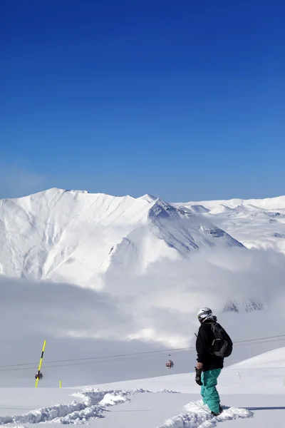 Snowboarder em inclinação fora de pista com neve caída novo no bom dia — Fotografia de Stock