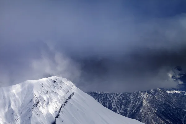 Solljus upp i bergen och molnen — Stockfoto