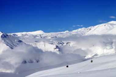 Devreden karlı yamaç ve teleferik güneş gün