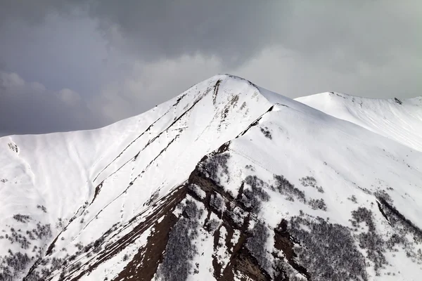 Inverno montanhas e céu cinza — Fotografia de Stock