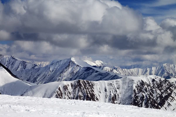 Winter schneebedeckte Berge in Wolken — Stockfoto