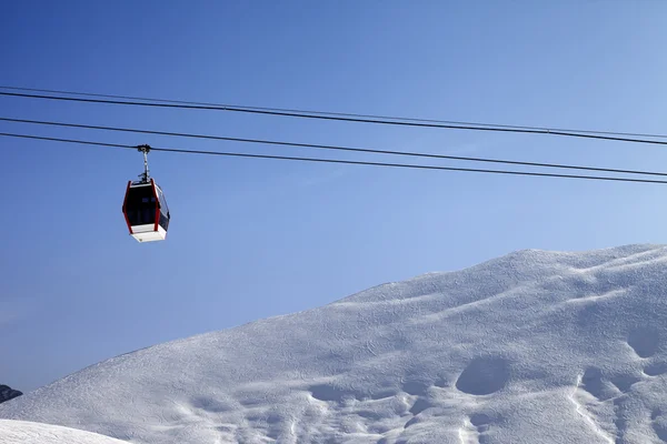 Gondola lift and off-piste slope at sun morning — Stock Photo, Image