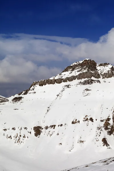 Güzel güneş gün karlı kayalarda — Stok fotoğraf