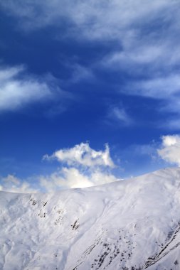 Devreden eğimi ve mavi gökyüzü bulutlu