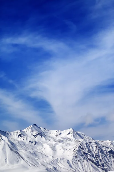 冬天白雪皑皑群山在刮风的日子 — 图库照片