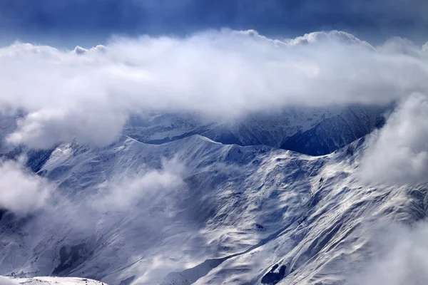 Посмотреть на снежные горы в тумане — стоковое фото