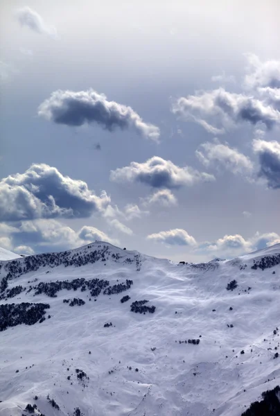 滑雪坡和阳光的云 — 图库照片#