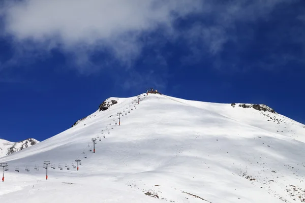 在太阳天的索道和滑雪坡 — 图库照片