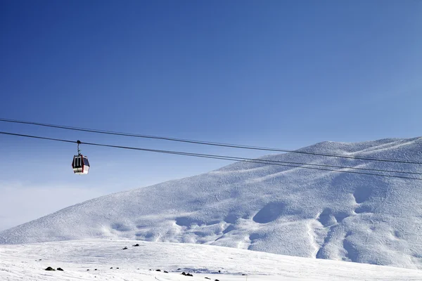 Teleférico e esqui inclinam-se em dia de sol bonito — Fotografia de Stock