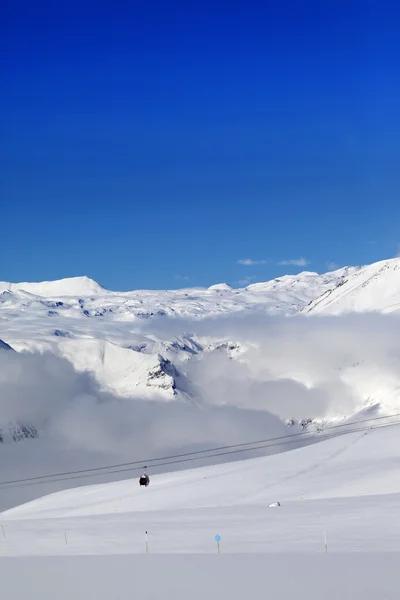 Montanhas de neve de inverno e esqui no bom dia — Fotografia de Stock