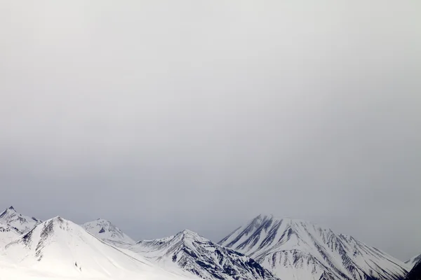 Grigie montagne innevate in nebbia — Foto Stock