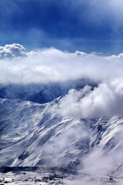 晚上观雾的滑雪场 — 图库照片#